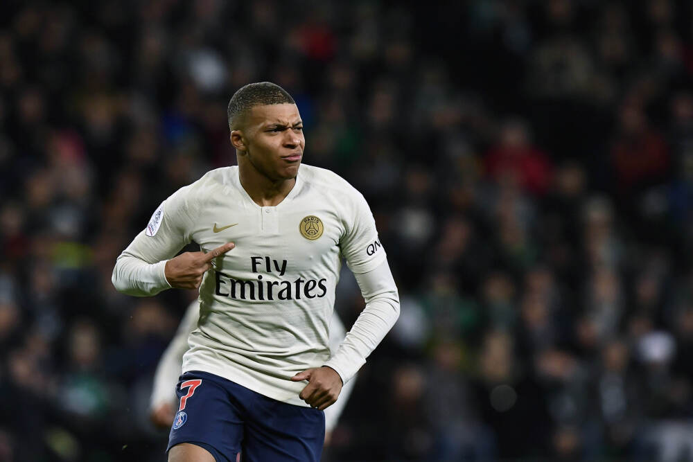 曼联近10次对阵狼队7胜3负，上次交手4-1取胜&上赛季遭双杀